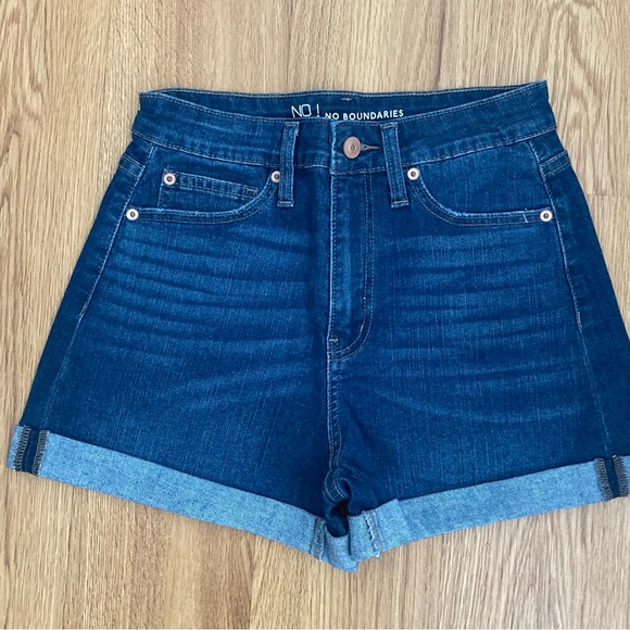 💕*NWT* No Boundaries Women’s Short Curvy Mom Shorts Size 7 💕 - Picture 2 of 6